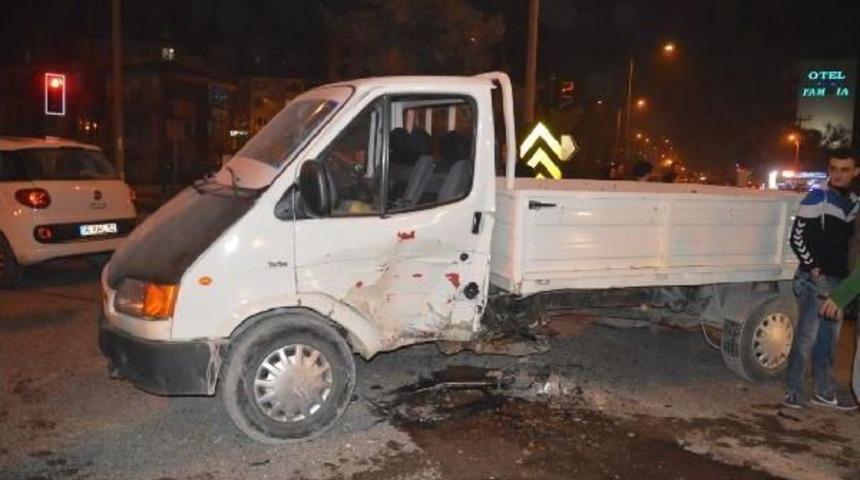 Kavşakta 3 Ara&ccedil; Birbirine Girdi: 3 Yaralı