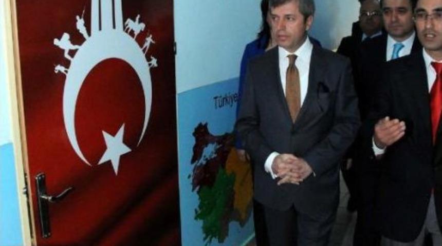 Bu Okulun Koridorları &Ccedil;ok Farklı