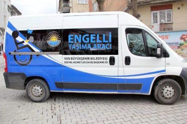 Van'da Belediyeden Engellilere Araç Desteği