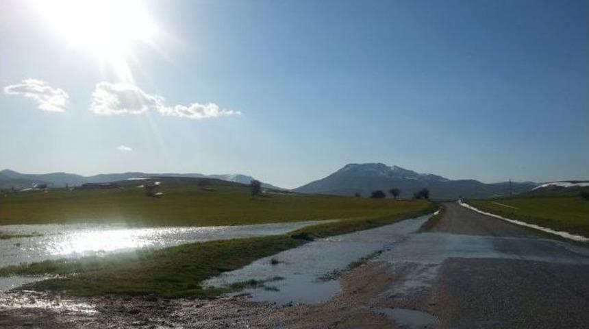 Nisan Ayında Yağan Kar &Ccedil;ift&ccedil;ileri Vurdu