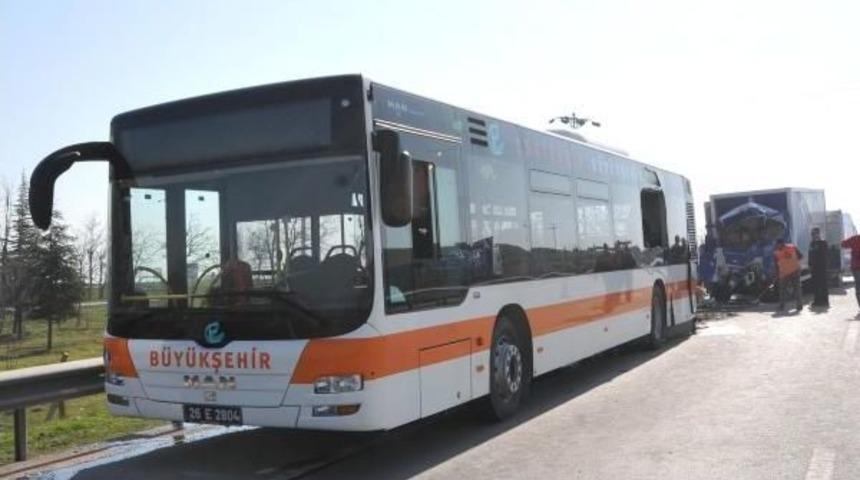 Kamyonet Belediye Otob&uuml;s&uuml;ne Arkadan &Ccedil;arptı: 10 Yaralı