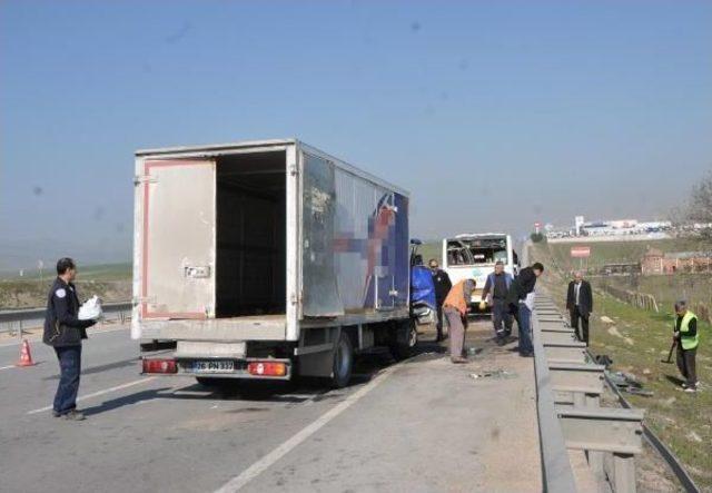 Kamyonet Belediye Otobüsüne Arkadan Çarptı: 10 Yaralı