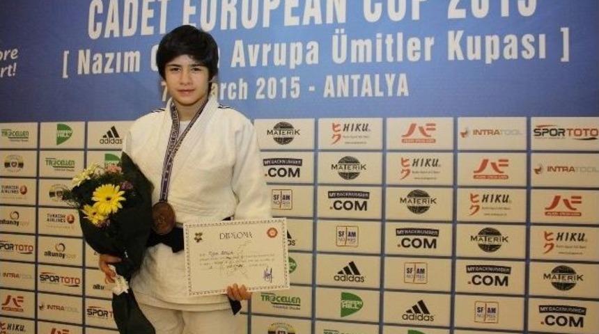 Kağıtsporlu Tuğ&ccedil;e, &Ccedil;ek Cumhuriyeti&rsquo;nden Altın Madalyayla D&ouml;nd&uuml;