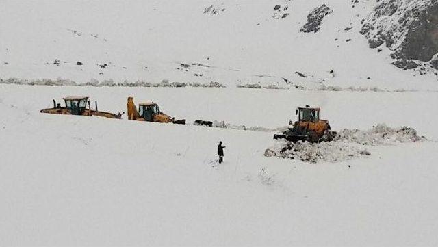 Karları Aşarak Arızaya Müdahale Ediyorlar