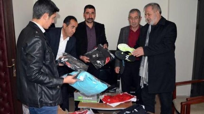 Bitlis Valiliği'nden Adilcevaz Belediye Spor Kul&uuml;b&uuml;ne Malzeme Desteği