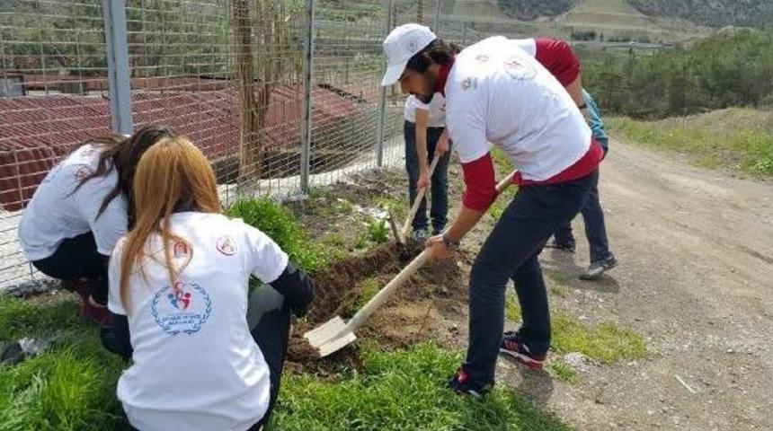 G&ouml;n&uuml;ll&uuml; &Uuml;niversitelilerden Otistik &Ccedil;ocuklara Destek