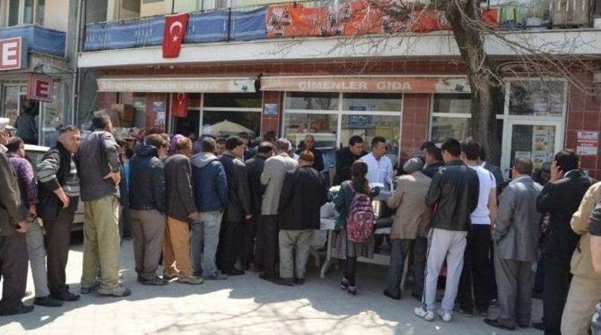 Selendi&rsquo;de Kutlu Doğum Pilavı Dağıtıldı