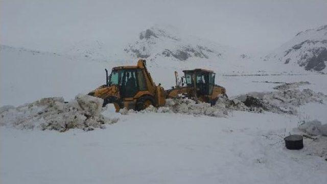 Hakkari'de Kar Altında Su Arıza Çalışması