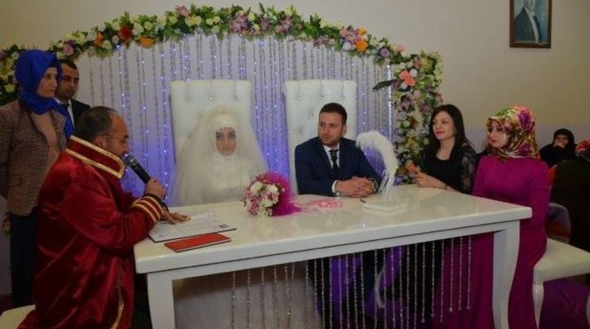 &Uuml;z&uuml;lmez Kartepeliler&rsquo;in Mutluluklarına Ortak Oluyor