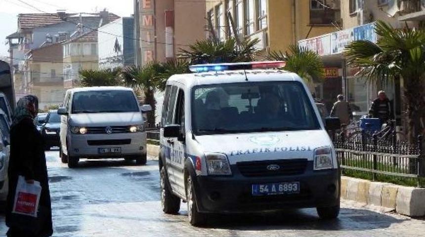 Ak Parti Adayların Aracına Polis Eskortu