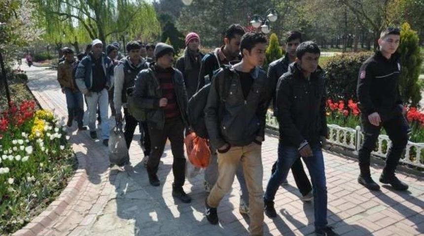 18 Burmalı'yı, 'yurt Dışı' Diye Keşan'da Parka Bıraktılar