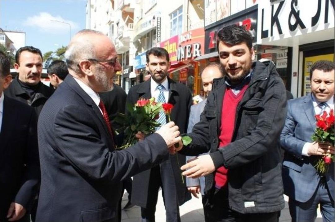 Yozgat M&uuml;ft&uuml;l&uuml;ğ&uuml; Vatandaşlara G&uuml;l Ve Kitap Dağıttı