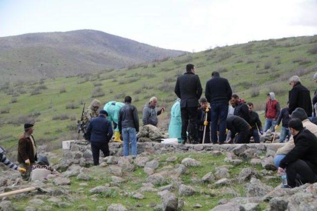 Tunceli'de 1938 Olaylarıyla Ilgili Yapılan Kazıda Bazı Kemikler Bulundu