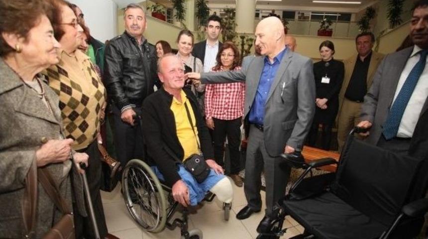 Başkan &Ouml;z&rsquo;den Engelli Vatandaşa Anlamlı Hediye