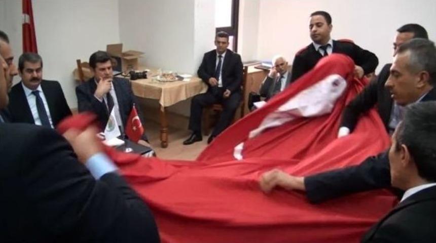 İskenderun Belediye Başkanı&rsquo;ndan &rsquo;bayrak&rsquo; A&ccedil;ıklaması