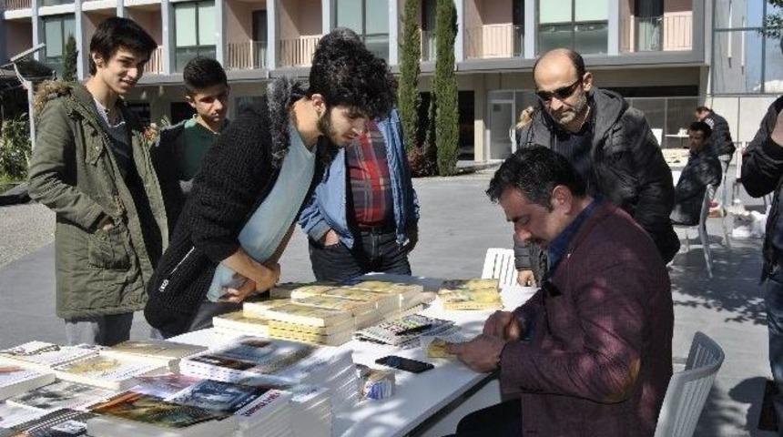 Gazeteci Yazar İhsan Yılmaz, İmza G&uuml;n&uuml;nde Hayranlarıyla Buluştu