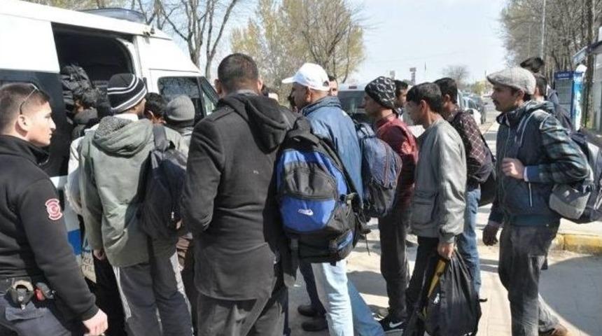 18 G&ouml;&ccedil;meni Yurt Dışı Diye Keşan&rsquo;da Parka Bıraktılar