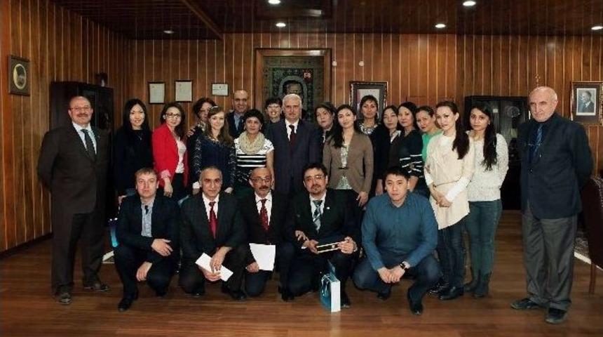 Karaganda Devlet Tıp &Uuml;niversitesi&rsquo;nin &Ouml;ğrenci Ve &Ouml;ğretim Elemanları Atat&uuml;rk &Uuml;niversitesi&rsquo;nde Buluştu