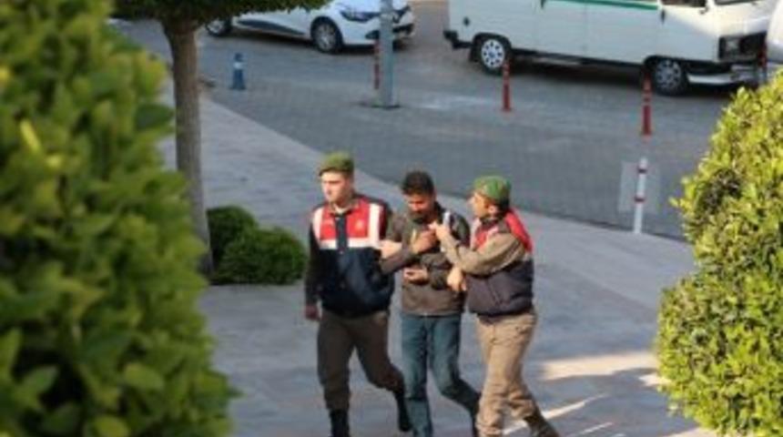 Jandarma Ekipleri 10 Ka&ccedil;ak G&ouml;&ccedil;meni &Ouml;l&uuml;mden Kurtardı