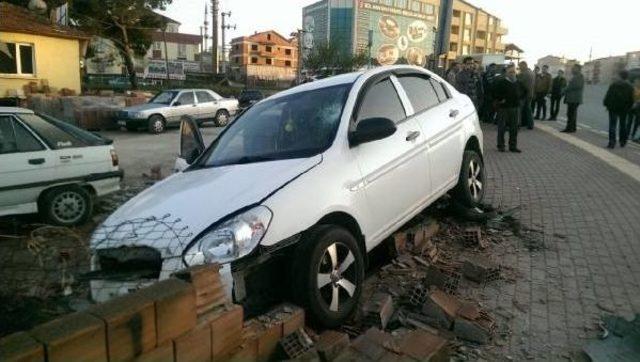 Yayalara Çarpan Kadın Sürücüyü Dövmeye Kalkıştılar