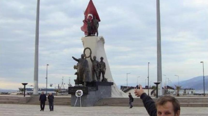 Belediye, Yıldızsız Bayrağı Aldığı Firmaya Dava A&ccedil;ıyor