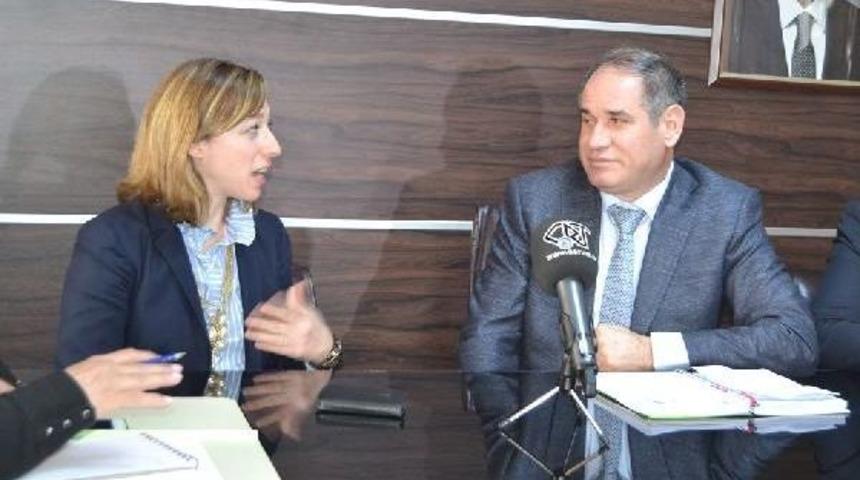 Amerikalı Diplomat &Ccedil;orum'da Partileri Ziyaret Etti