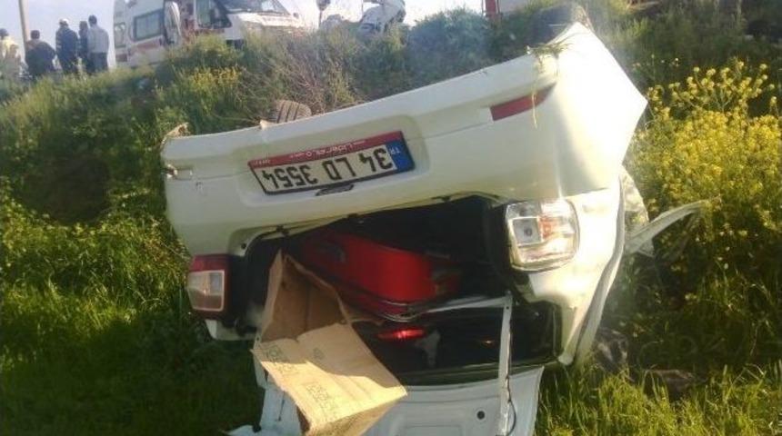 Salihli&rsquo;de 2 Otomobil &Ccedil;arpıştı: 6 Yaralı