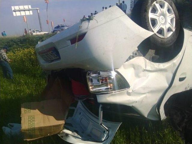 Salihli&rsquo;de 2 Otomobil &Ccedil;arpıştı: 6 Yaralı 1