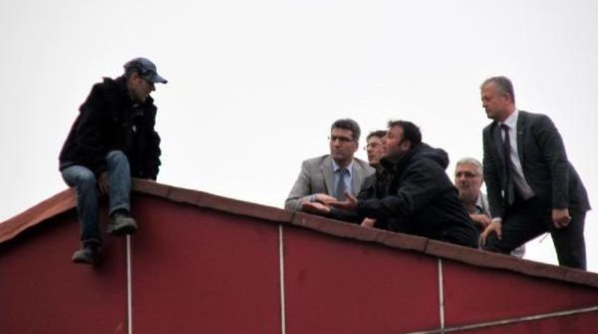 &Ccedil;alıştığı Iş Merkezinin &Ccedil;atısına &Ccedil;ıkıp Intihar Etmek Istedi