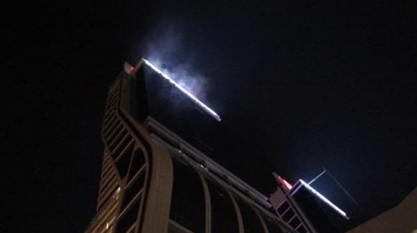 46 Katlı Binanın &Ccedil;atı Katındaki Yangını Itfaiye S&ouml;nd&uuml;rd&uuml;