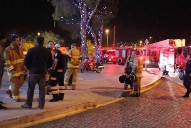 46 Katlı Binanın Çatı Katındaki Yangını Itfaiye Söndürdü