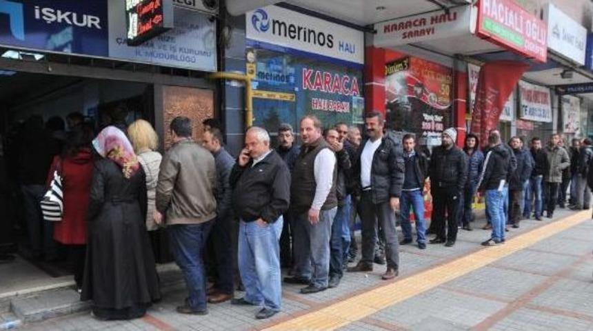 &Ccedil;aykur'da &Ccedil;alışmak Isteyenler Gece Yarısı Kuyruğa Girdi