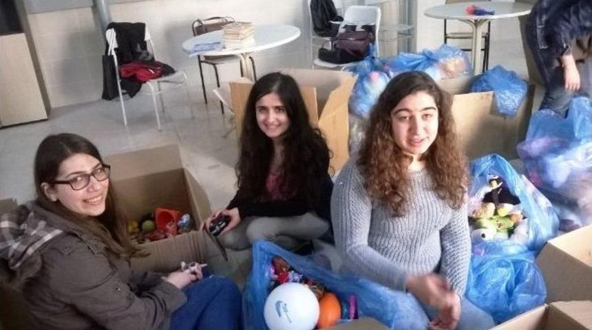 &Uuml;niversitelilerden &ldquo;sana Oyuncak Getirdim&rdquo; Projesine Destek