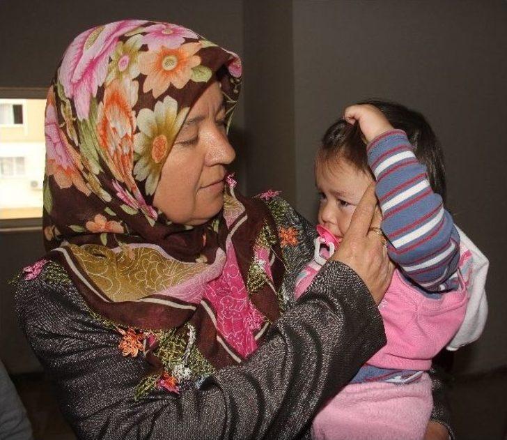 Bakıcı Hastaneye Gidince Çocuk Evde Mahsur Kaldı G3