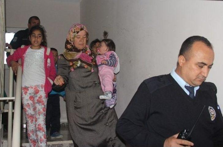 Bakıcı Hastaneye Gidince Çocuk Evde Mahsur Kaldı G4