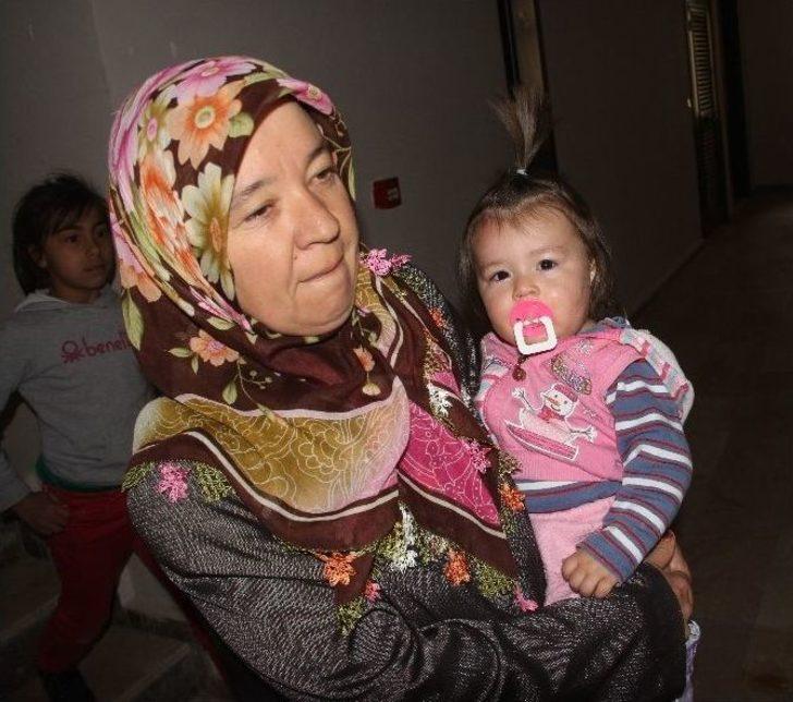 Bakıcı Hastaneye Gidince Çocuk Evde Mahsur Kaldı G5