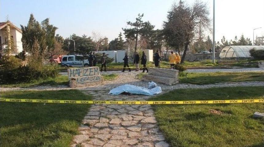 Boş Şişe Toplayan Şahıs Parkta &Ouml;l&uuml; Bulundu