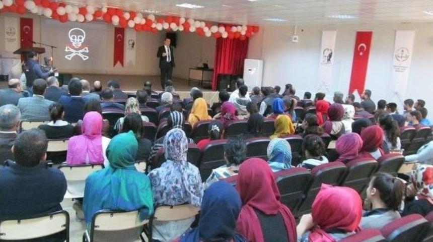 Beşiri&rsquo;de &rsquo;geleceğe Dokunmak&rsquo; Sempozyumu D&uuml;zenlendi