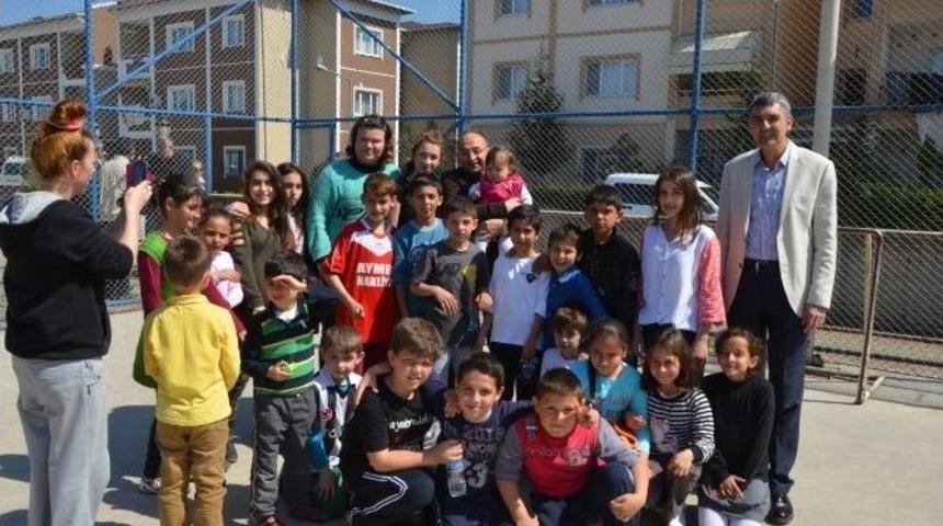 &Uuml;z&uuml;lmez, &Ccedil;ocuklarla Top Oynadı