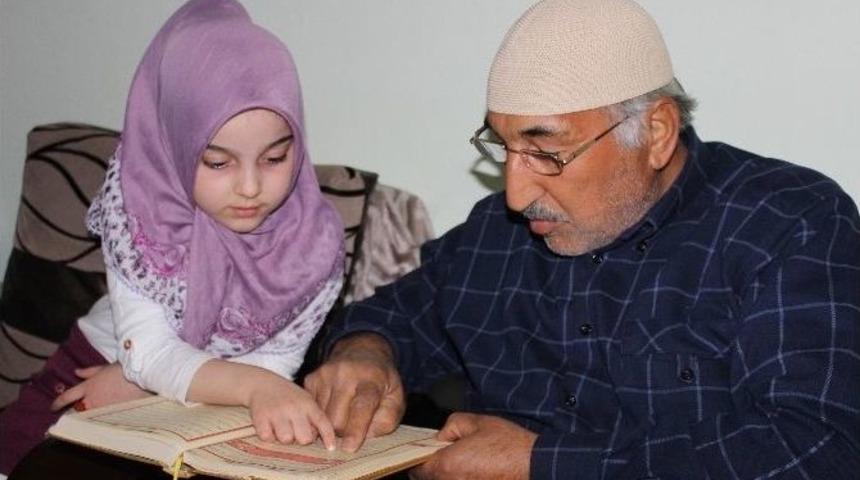 Altı Yaşındaki İkbal Dedesine Kur&rsquo;an Okumayı &Ouml;ğretti