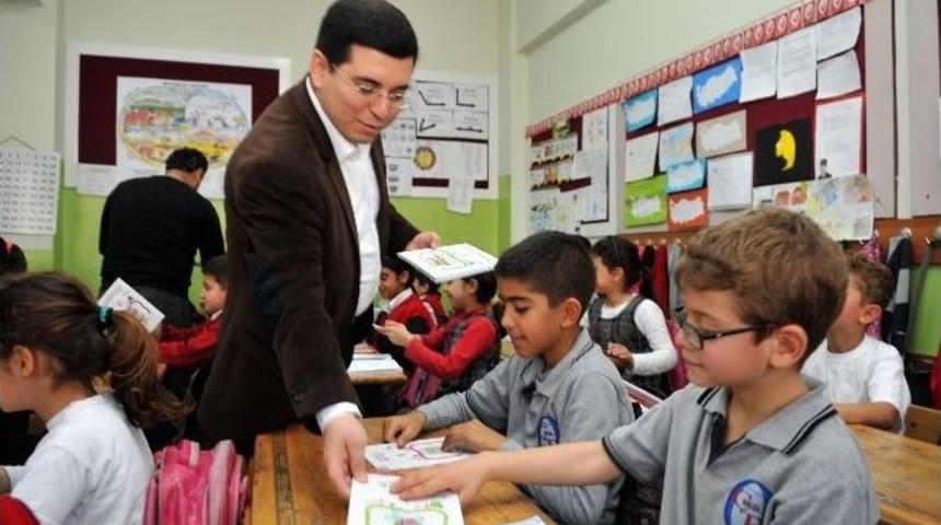 Başkan T&uuml;t&uuml;nc&uuml;&rsquo;den &Ccedil;ocuklara Kitap