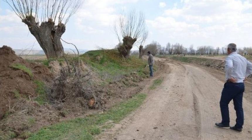 Şuhut&rsquo;tun Sel Felaketinin Uğradığı B&ouml;lgelerde Yol Yapım &Ccedil;alışması Başlatıldı