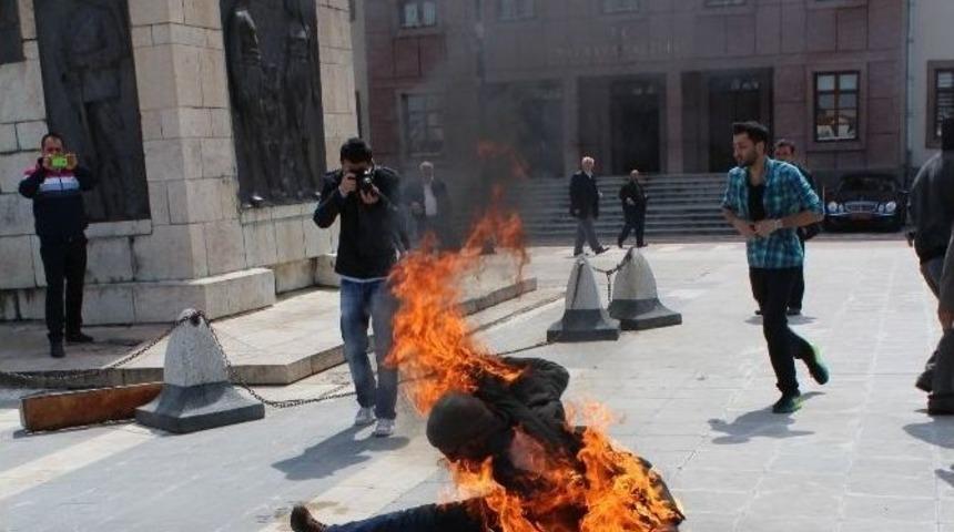 Bu Defa Malatya Valiliği &Ouml;n&uuml;nde Kendini Ateşe Verdi