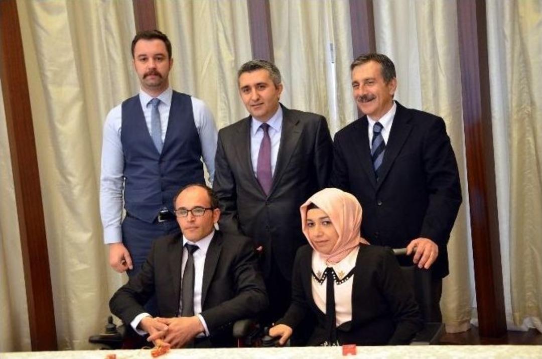 Engelli İki Aşık Ka&ccedil;arak Evlendi
