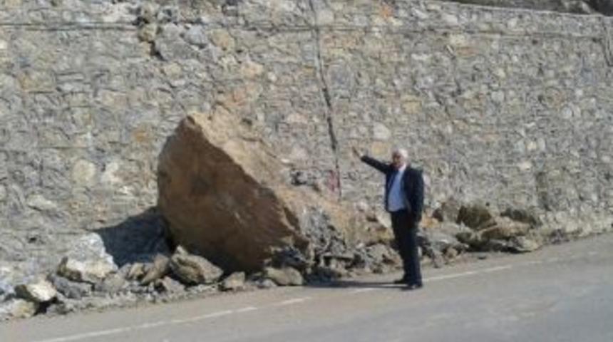 Dağ Yoluna D&uuml;şen Kayalar Tehlike Sa&ccedil;ıyor