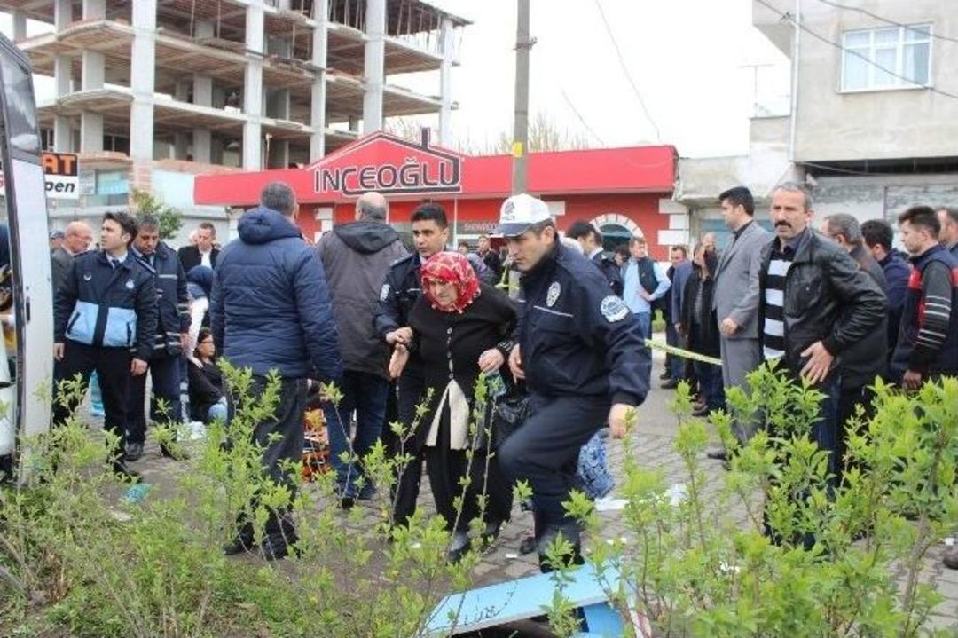 İki Yolcu Midib&uuml;s&uuml; &Ccedil;arpıştı: 17 Yaralı