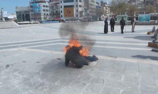 Kirasını Ödeyemedi, Valilik Önünde Kendisini Ateşe Verdi