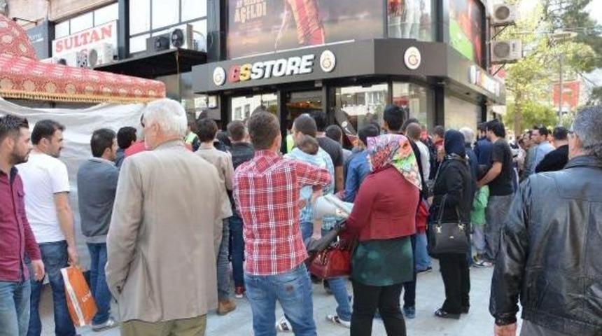 Galatasaraylı Yasin Ve Sinan'a Manisa'da Yoğun Ilgi