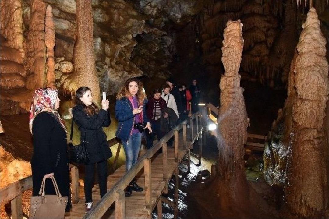 Karaca Mağarası&rsquo;nda Sezonun İlk Turist Kafilesi &Ccedil;i&ccedil;ek Ve Tatlıyla Karşılandı
