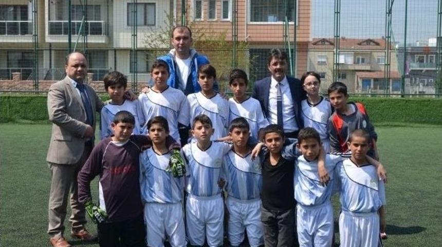 23 Nisan K&uuml;&ccedil;&uuml;kler Futbol Turnuvası Erenler&rsquo;de T&uuml;m Hızıyla Devam Ediyor